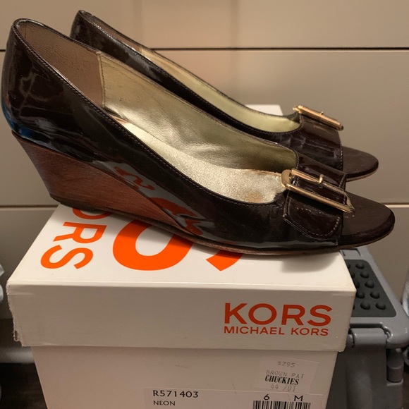 Brown patent leather wedge shoe - Picture 7 of 8